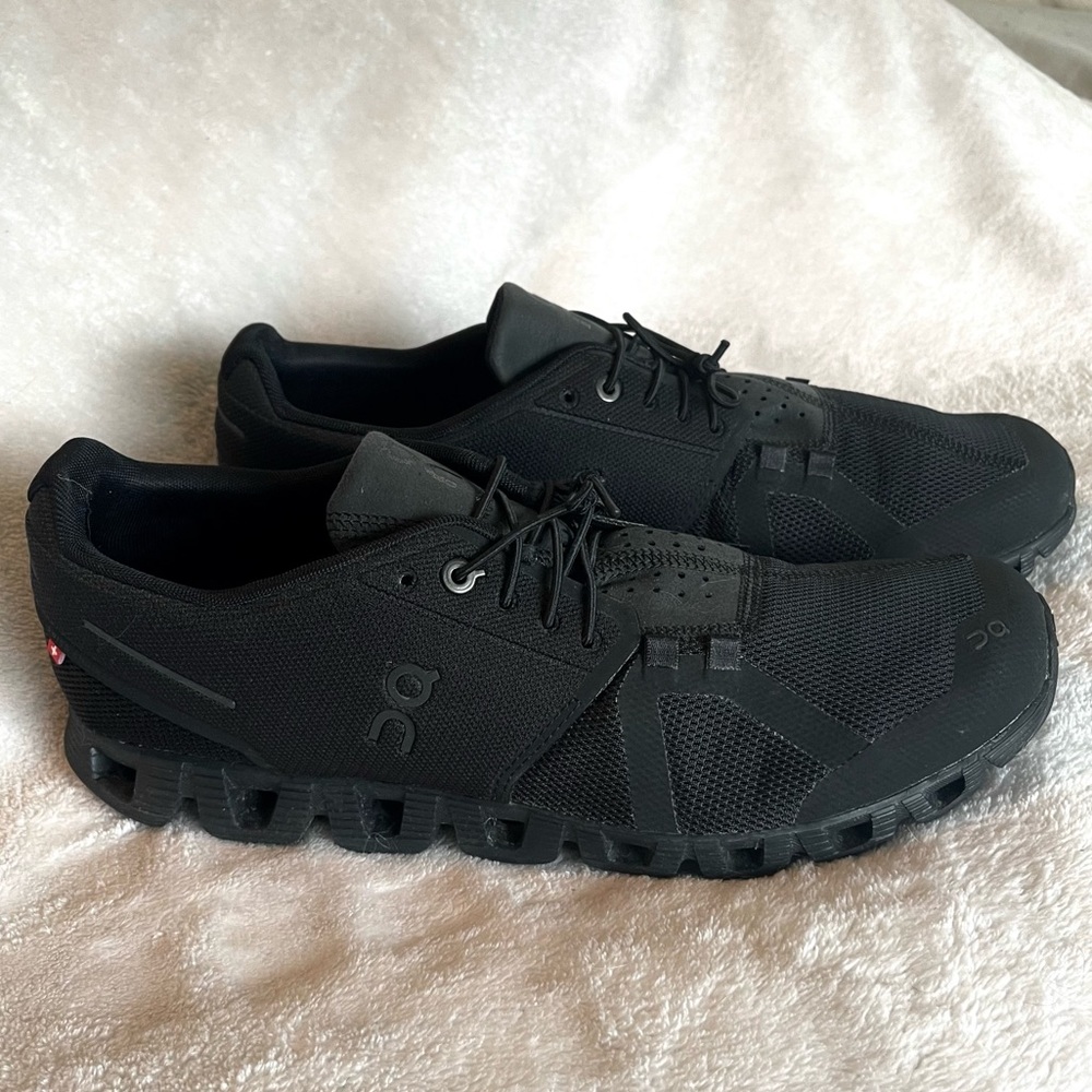 LNWOT on cloud black running shoes men